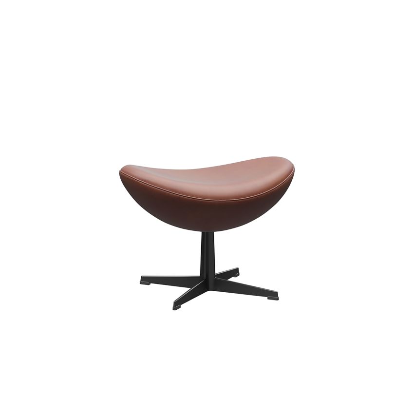 Egg è un poggiapiedi disegnato da Arne Jacobsen per Fritz Hansen rivestito in pelle. La forma ordinata e sobria del poggiapiedi, dotato di base a stella per adattarsi alle curve della poltrona, si contrappone alle linee verticali ed orizzontali degli inte